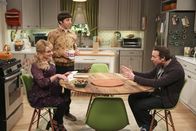 The Big Bang Theory – Während die werdenden Eltern Bernadette (Melissa Rauch, l.) und Howard (Simon Helberg, M.) sich auf ihr Baby freuen und die Entbindung immer näher rückt, fragt Stuart (Kevin Sussman, r.) die beiden plötzlich nach einem äußerst unpassenden Gefallen ...