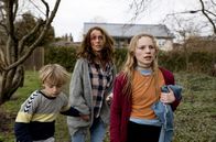 Cry Wolf – Dea (Christine Albeck Børge, Mi.) ergreift mit Theo (Noah Storm Otto, li.) und Holly (Flora Ofelia Hofmann Lindahl, re.) die Flucht.