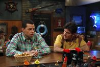 Two and a Half Men – Charlie (Charlie Sheen, r.) hat sich vor Trauer um die Trennung von seiner Verlobten Chelsea total zurückgezogen. Alan (Jon Cryer, l.) versucht, ihn wieder unter Menschen zu bringen ...