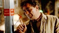 Columbo – In der Werkstatt eines berühmten Zauberers wird Lt. Columbo (Peter Falk) misstrauisch. Der Zauberer ist von seiner Guillotine enthauptet worden. Ein Unfall? Aber was hat der Sicherungsbolzen mit dem Tod zu tun?