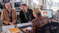 Schnitzel de Luxe – Seit vielen Jahren gehört der Gang zum Jobcenter Dortmund für die beiden Freunde Günther Kuballa (Armin Rohde, re.) und Wolfgang Krettek (Ludger Pistor, li.) zur Routine. Eine passende Stelle hat ihre Sachbearbeiterin Frau Gottschalk (Ramona Kunze-Libnow) nach wie vor nicht für sie.