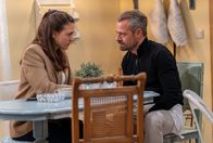 Sturm der Liebe – Maxi (Katharina Scheuba, l.) ist angestoßen, als Erik (Sven Waasner, r.) ihr wegen Sophia ins Gewissen redet.