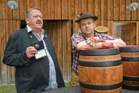 Die Rosenheim-Cops – Kommissar Hofer (Joseph Hannesschläger, l.) verdächtigt Bierlieferant Aumüller (Rudi S. Gall, r.), aus Eifersucht gemordet zu haben.