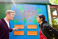 Löwenzahn – Als Fritz Fuchs (Guido Hammesfahr, l.) mit Schuldirektorin Ina Reuter (Pegah Ferydoni) vom Joggen zurückkommt, hat ein Unbekannter ein Graffiti auf den Bauwagen gesprüht. Ina kommt die Handschrift von ihrer Schule her bekannt vor.