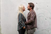 Heldt – Heldt (Kai Schumann) und Ellen (Janine Kunze) genießen die kurze Zweisamkeit.