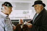 Alte Bande – Henne (Hermann Beyer, Mitte) hat herausgefunden, dass Kathrin eine Tochter hat. Ist es das Kind Boxers (Mario Adorf, r). Oder doch Wallbergs (Tilo Prückner, l)?