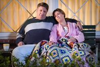 Young Sheldon – George Cooper (Lance Barber, l.); Mary Cooper (Zoe Perry, r.)