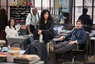 Brooklyn Nine-Nine – (v.li.) Melissa Fumero (Amy Santiago), Terry Crews (Terry Jefford), Stephanie Beatriz (Rosa Diaz), Andy Samberg (Jake Peralta).