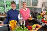 Servicezeit Reportage: Der Haushalts-Check mit Yvonne Willicks – Moderatorin Yvonne Willicks (r) von Energieberaterin Isabelle Uebach (l).
