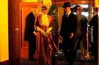 Murdoch Mysteries – Detektiv Murdoch (Yannick Bisson, rechts) führt Dr. Ogden (Hélène Joy) zu Felicitys Suite.