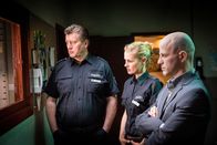 Notruf Hafenkante – Hans (Bruno F. Apitz, l.), Franzi (Rhea Harder-Vennewald, M.) und LKA-Ermittler Preiss (Rolf Peter Kahl, r.) sind gespannt, ob Nelly ihren Komplizen zum Reden bringt.