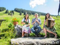Land der Berge – Christof Spörk mit Maria & Lisa Maria Schwarz (r.) auf der Schaumbergalm.