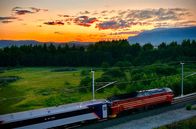 alpha-expedition: Mit dem Zug ... – Bahn-Erlebnis in Norwegen: Die Nordlandsbahn im Mittsommer-Nachtlicht bei Trondheim.