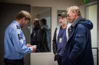 Kommissar Wisting – Wisting (Sven Nordin, re.) und Hammer (Mads Ousdal, Mitte) wollen beim Justizbeamten Molander (Anderz Eide, li.) mehr über den Entflohenen erfahren.