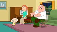 Family Guy – Peter (r.) und Lois (M.) erhoffen sich eine große Schauspielkarriere für ihren Sohn Stewie (l.) und zwingen ihn deshalb, dass er mit ihnen üben muss ...