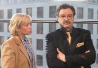 Judith Kemp – Rechtsanwältin Judith Kemp (Jennifer Nitsch) bittet ihren Chef Stefan Walther (Gunter Berger) um Hilfe.