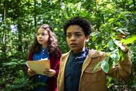 Schloss Einstein – Maxi (Kiana Ben Attou, li) und Karl (Lance Gernot Simon) sind nach wie vor auf der Suche nach dem Schatz und diesmal im Wald unterwegs.