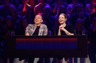 Wer weiß denn sowas? – Rateteam-Kapitän Bernhard Hoëcker (l.) und die Schauspielerin und Regisseurin Karoline Herfurth (r.) bilden ein Rateteam.