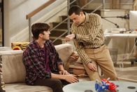 Two and a Half Men – Alan (Jon Cryer, r.) hat mit der Sozialarbeiterin Ms. McMartin ein Verhältnis angefangen. Sie versucht, Privatleben und Beruf zu trennen und rät Walden (Ashton Kutcher, l.), eine Männergruppe von Vätern mit Pflegekindern aufzusuchen ...