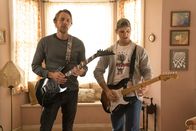 Bless This Mess – Mike (Dax Shepard, l.); Jacob (JT Neal, r.)
