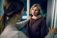 Rufmord – Luisa (Rosalie Thomass, r.) redet verzweifelt auf Marianne Bär (Ulrike C. Tscharre) ein. Doch so einfach lässt sich Marianne Bär nicht erweichen.