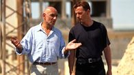 The Assignment - Der Auftrag – Der Mossad-Agent Amos (Ben Kingsley, l.) bereitet den US-Navy-Offizier Annibal Ramirez (Aidan Quinn, r.) auf eine gefährliche Mission vor.