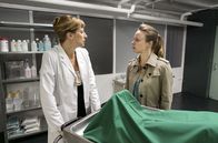 Rentnercops – Dr. Rosalind Schmidt (Helene Grass, l.) eröffnet Vicky (Katja Danowski), dass Achim Wagner wusste, dass sein Krebs zurück war.