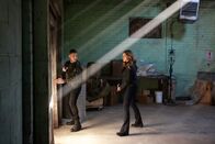 Navy CIS – L-R: Wilmer Valderrama als NCIS Special Agent Nicholas “Nick” Torres und Katrina Law als NCIS Special Agent Jessica Knight
