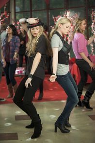 Community – Sorgen für reichlich Gesprächsstoff beim Valentinstanz: Page (Brit Marling, l.) und Britta (Gillian Jacobs, r.) ...