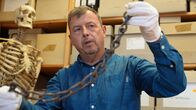 Mythos - Die größten Rätsel der Geschichte – In den Brandgruben auf der Richtstätte Allensbach finden die Archäologen neben Knochen auch eine mysteriöse Eisenkette.