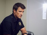 The Rookie – Während eines ganz normalen Tags auf dem Revier findet sich Nolan (Nathan Fillion) plötzlich als Hauptfigur in einem explosiven Geiseldrama wieder. Die Uhr tickt und Nolan weiß, dass nicht nur sein Leben, sondern das gesamte Revier auf dem Spiel steht.