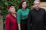 Father Brown – Mrs. McCarthy (Sorcha Cusack, l.), Bunty (Emer Kenny, M.) und Father Brown (Mark Williams, r.) stehen vor einem Rätsel - gibt es wirklich Außerirdische in Kembleford?