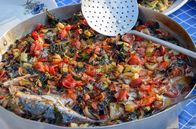 Zu Tisch ... – Die kleinen, getrockneten Tomaten der Insel werden auch für das Fischgericht Kollii plaki verwendet.