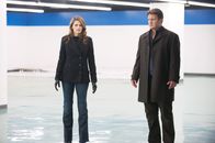 Castle – Kate Beckett (Stana Katic, l.) und Richard Castle (Nathan Fillion, r.) wollen unbedingt die von Thomas Gage begangenen Morde aufklären ...