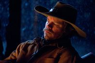 True Grit – Immer wieder versucht sich der Texas Ranger LaBoeuf (Matt Damon), von Mattie und Marshall Rooster Cogburn abzusetzen, doch die gemeinsame Jagd nach Tom Chaney lässt ihn immer wieder auf die beiden selbstbewussten Kontrahenten treffen ...