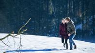 Sturm der Liebe – Natalie (Teresa Klamert, l.) glaubt, dass Vincent (Martin Walde, r.) Ana vergessen kann – aber das ist ein Irrtum.