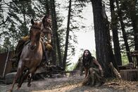 Prey – (L-R): Taabe (Dakota Beavers) und Naru (Amber Midthunder) as Naru in 20th Century Studios' PREY, exclusively on Hulu. Photo courtesy of 20th Century Studios.