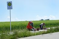 TanzAlarm – Entsetzt sieht der Junge seinen Schulbus wegfahren und gibt dem TanzTapir die Schuld.