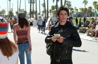Gilmore Girls – Lorelai verschweigt Rory, dass Jess (Milo Ventimiglia) seit einiger Zeit verschwunden ist, um sie vor den Abschlussprüfungen nicht zu belasten, doch dann sorgt Emily mit einer Aktion für einige Ablenkung ...