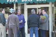 Modern Family – Jay Pritchett (Ed O'Neill, 3.v.l.), Shorty (Chazz Palminteri, 2.v.r.), Cameron Tucker (Eric Stonestreet, r.)