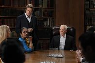 The Mentalist – Als der Kopf einer Anti-Sektenorganisation getötet wird, trifft Patrick (Simon Baker, hinten l.) erneut auf seinen alten Feind, den Sektenführer Bret Stiles (Malcolm McDowell, r.) ...