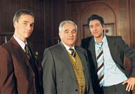 Unser Kindermädchen ist ein Millionär – Zwei Generationen einer Kaufhausdynastie: Manfred Helmer (Michael Degen, Mitte) mit seinen Söhnen Max (Gregor Törzs, re.) und Paul (Ingo Hülsmann).