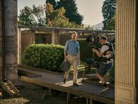 Pompeji mit Tom Hiddleston – Moderator und ausführender Produzent Tom Hiddleston zu Gast bei Julia Felix – Ein Blick hinter die Kulissen von „Pompeii: Out of Time“ mit Tom Hiddleston. (National Geographic/Paolo Verzone)