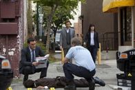 The Mentalist – Ein neuer Mordfall bereitet Wayne (Owain Yeoman, l.), Patrick (Simon Baker, 2.v.l.) und Teresa (Robin Tunney, r.) Kopfzerbrechen ...