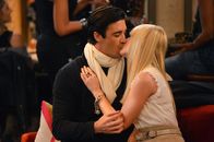 2 Broke Girls – Als Caroline (Beth Behrs, r.) erfährt, welches Geheimnis Nicolas (Gilles Marini, l.) mit sich herumträgt, wünscht sie sich, niemals mit ihm rumgemacht zu haben ...