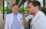 In aller Freundschaft – Dr. Roland Heilmann (Thomas Rühmann, links) bittet seinen Chefarzt Dr. Kai Hoffmann (Julian Weigend) seinen Führungsstil und seinen Ton gegenüber den Mitarbeitern zu überdenken: Kommunikation ist keine Einbahnstraße und die Sachsenklinik keine Kaserne.