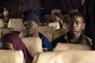 Ich Capitano – Die Cousins Moussa (Moustapha Fall, l.) und Seydou (Seydou Sarr, r.) begeben sich mit all ihrem Ersparten auf eine Reise nach Europa.