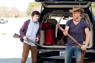 Zombieland – Der schüchterne Columbus (Jesse Eisenberg, l.) und der knallharte Tallahassee (Woody Harrelson, r.) haben sich zusammengeschlossen, um gemeinsam gegen die Zombies mit allen Mitteln anzukämpfen.
