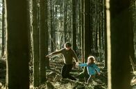 Geborgtes Weiß – Marta (Susanne Wolff) mit ihrem Sohn Nathan (Elia Gezer).