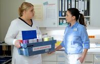 In aller Freundschaft – Oberschwester Arzu (Arzu Bazman, re.) bittet Schwester Miriam (Christina Petersen, li.) die Ausbildung einer Schwesternschülerin aus Halle zu begleiten. Arzu kennt Jasmin Hatem durch ihre Dozententätigkeit an einer Klinik in Halle. Miriam hat erst Zweifel an dieser Verantwortung, doch Arzus Vertrauen freut sie und Miriam sagt zu.